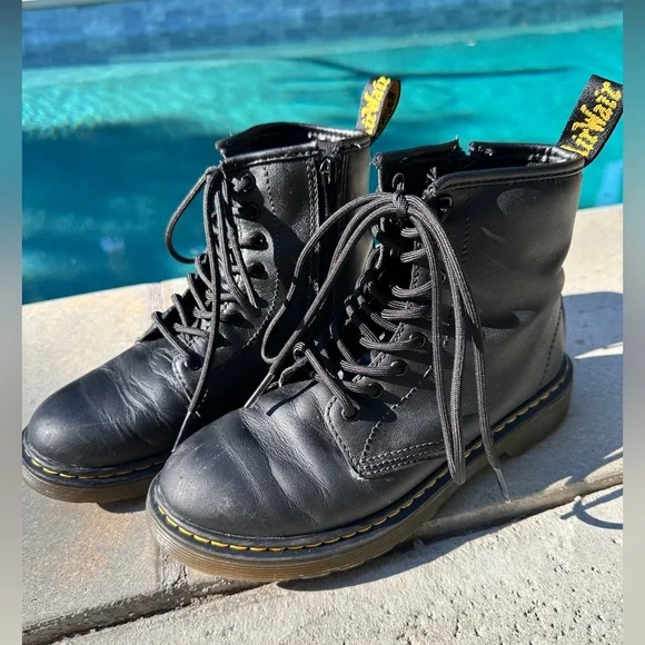 Dr. Martens Junior 1460 Unisex Black Leather Lace-Up Boots Size 3 - Picture 2 of 7